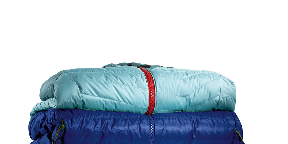 SUSZARKA BOSCH WQG241MSPL Na zdjęciu widoczne są dwa śpiwory: niebieski i turkusowy, starannie złożone jeden na drugim. Są to typowe śpiwory puchowe lub syntetyczne, używane najczęściej podczas biwaków lub wyjazdów turystycznych programy czasowe suszenie kurtek z membraną suszenie puchu suszenie pierza delikatne suszenie umiarkowana temperatura ochrona tkanin zachowanie puszystości równomierne suszenie izolacja cieplna komfort noszenia