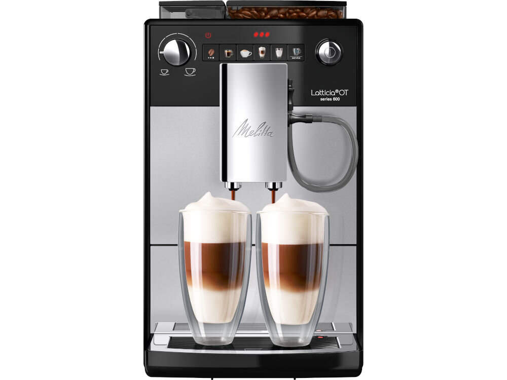 Srebrny ekspres do kawy z logo \'Melitta\' przygotowuje dwa napoje z mleczną pianką. Na panelu widoczne są przyciski z ikonami filiżanek i kawy oraz napis \'Latticia OT series 600\'.