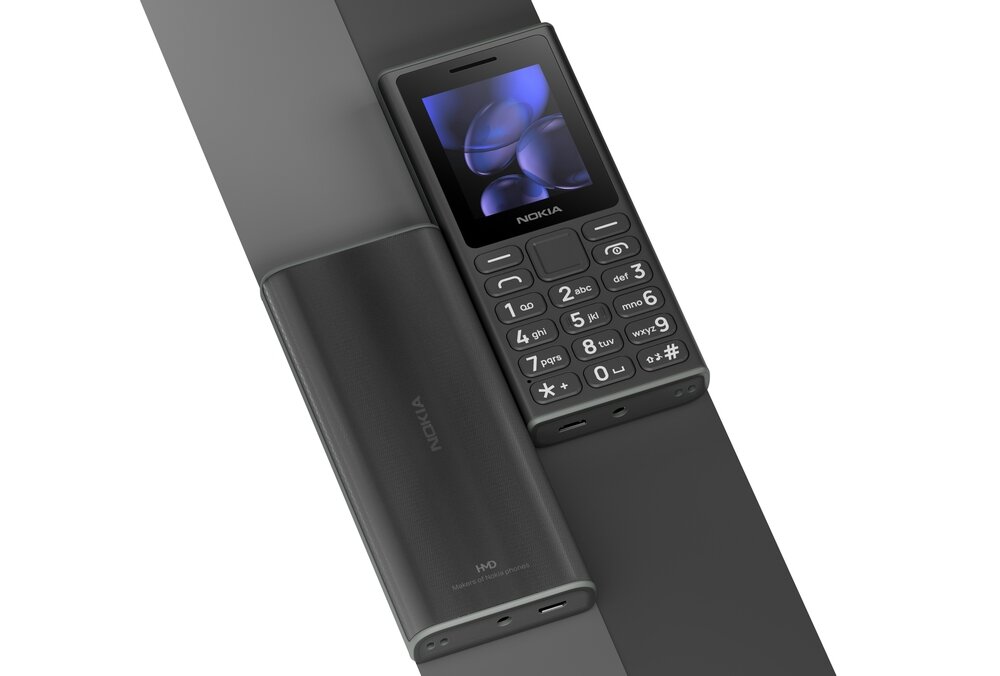 Telefon NOKIA 105 DualSim leży na kolorowym tle