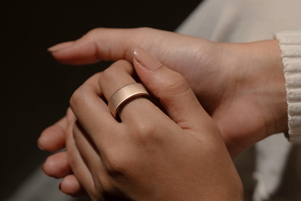 Smartring Ultrahuman Ring Air ekran bateria czujniki zdrowie sport pasek ładowanie pojemność rozdzielczość łączność sterowanie krew puls rozmowy smartfon aplikacja