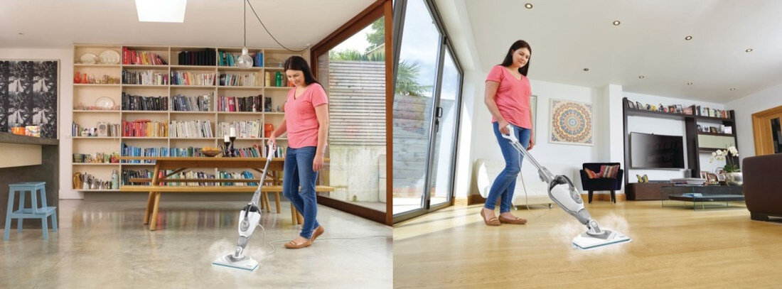 Na zdjęciu widać osobę używającą białego i szarego mopa parowego na drewnianej podłodze w nowoczesnym wnętrzu. W tle znajdują się regały z książkami i duże okna.