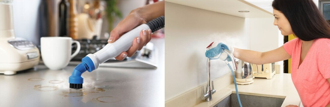 Na obrazie widać dwie sceny: po lewej ręka trzymająca urządzenie czyszczące z niebieską szczotką, po prawej osoba używająca podobnego urządzenia do czyszczenia zlewu. W tle widoczne są kuchenne akcesoria i sprzęty.