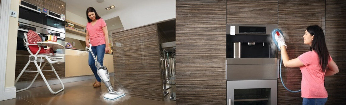 Osoba używa białego i szarego mopa parowego na podłodze w kuchni oraz trzyma urządzenie przy kuchence mikrofalowej. W tle widoczne są meble kuchenne i sprzęty AGD.