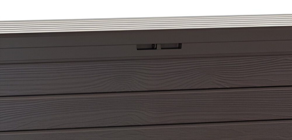 Fragment brązowej skrzyni ogrodowej z widoczną teksturą imitującą drewno i prostym zamkiem na górze.