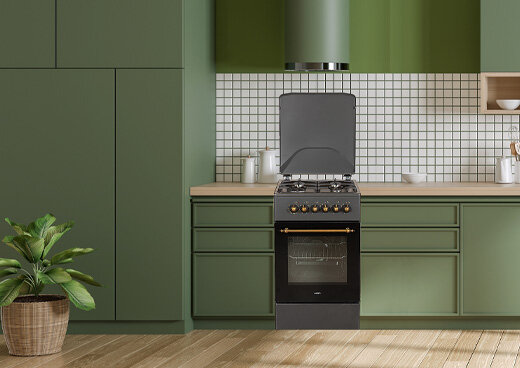 Kuchnia gazowo-elektryczna w zabudowie kuchennej.