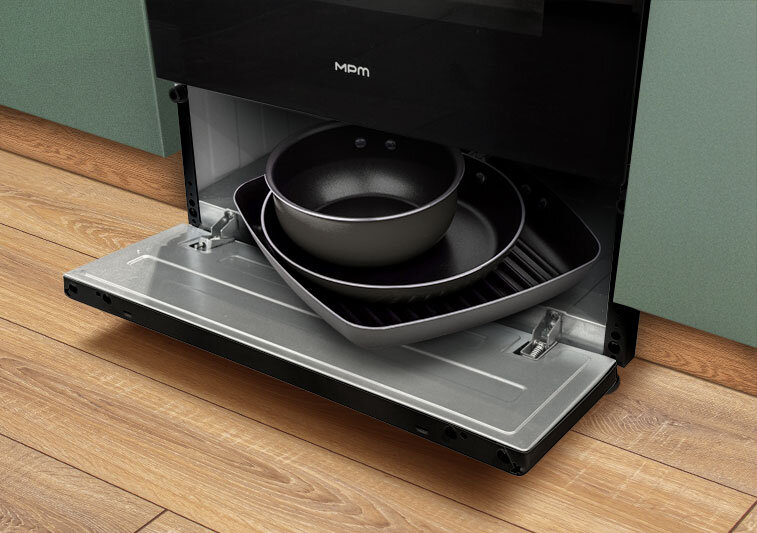 Zbliżenie na schowek w kuchni gazowo-elektrycznej.