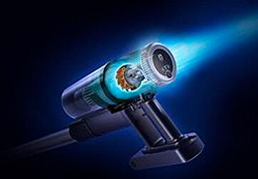 Obraz przedstawia odkurzacz z widocznym wnętrzem, przez które przechodzi niebieskie światło. Widać elementy mechaniczne wewnątrz urządzenia.