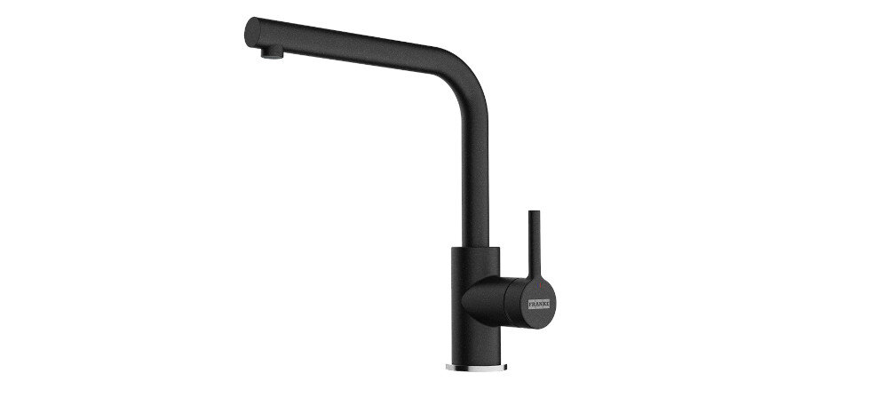 Czarna bateria kuchenna o nowoczesnym designie z prostokątną wylewką i pojedynczym uchwytem. Na uchwycie widoczne jest logo \'FRANKE\'.
