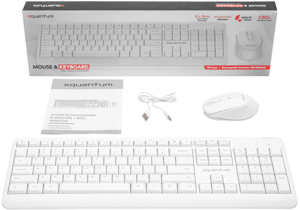 Na obrazie znajduje się biały zestaw bezprzewodowy składający się z klawiatury i myszy, z logo \'xquantum\'. Obok znajduje się kabel USB oraz instrukcja obsługi z napisem \'ZESTAW BEZPRZEWODOWY KLAWIATURA + MYSZ WKM200W\'.