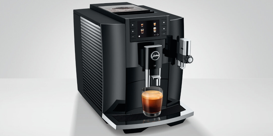 Ekspres JURA Piano Black (EC) duza jednostka zaparzajaca Proces Ekstrakcji Pulsacyjnej (P.E.P.®) Czytelny wyświetlacz 3,5-calowy 17 specjałów kawowych zakres kawa obsługa