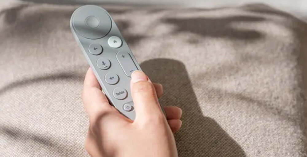 Odtwarzacz multimedialny 4K GOOGLE TV Streamer GA05802-US rozdzielczość 3840x2160 HDR10 Dolby Vision 60 fps, osoba trzymająca pilot w ręku