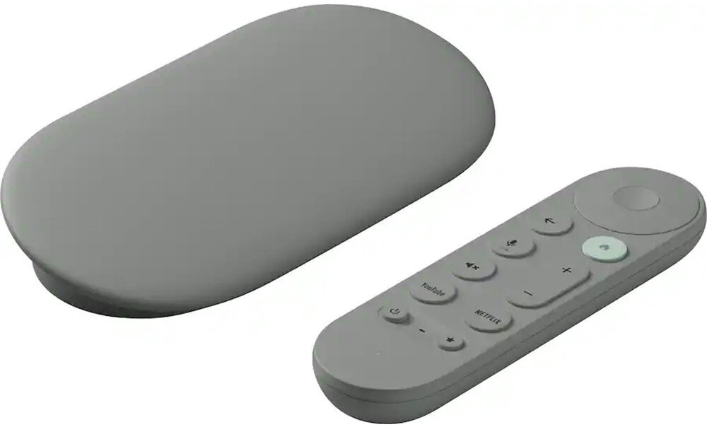 Odtwarzacz multimedialny 4K GOOGLE TV Streamer GA05802-US Dolby Atmos Dolby Digital dźwięk przestrzenny, urządzenie wraz z pilotem po skosie na białym tle