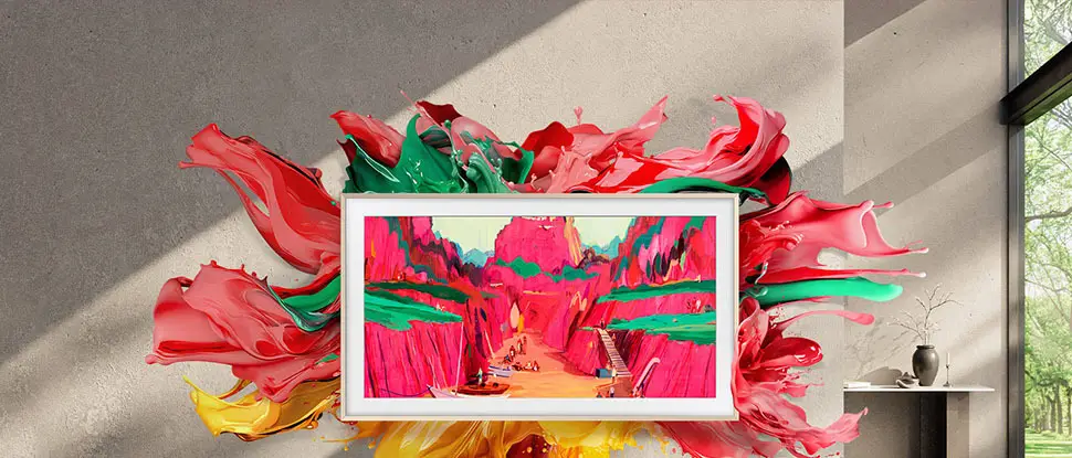The Frame Pro wyświetlający dzieło sztuki wisi na ścianie z tłem pokrytym rozbryzgami farby w różnych kolorach.