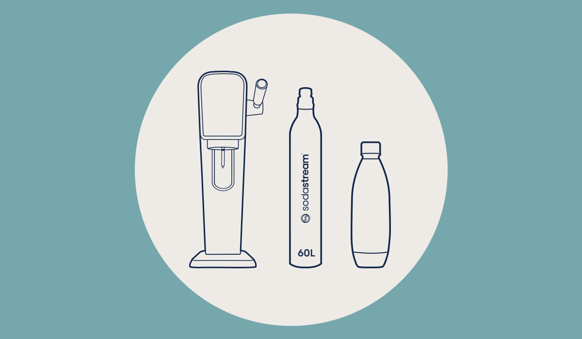Ilustracja przedstawia trzy elementy: saturator, butlę z napisem \'sodastream 60L\' oraz butelkę. Wszystkie elementy są w kolorze czarnym na jasnym tle.