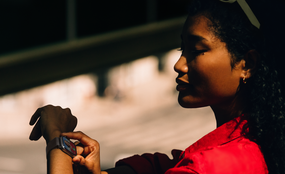 Osoba otrzymująca połączenie przychodzące na Apple&nbsp;Watch Series&nbsp;11