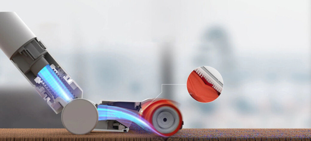 Obraz przedstawia odkurzacz z widocznym przepływem powietrza oznaczonym na niebiesko, skierowanym w stronę szczotki. W prawym górnym rogu znajduje się powiększenie czerwonej szczotki z białymi włoskami.