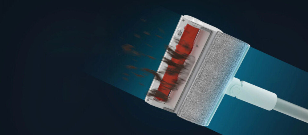 Obraz przedstawia głowicę odkurzacza z widocznym wałkiem czyszczącym, na którym znajdują się zabrudzenia. Tło jest ciemne, co podkreśla działanie urządzenia.