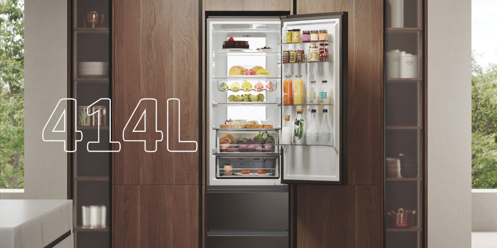 Otwarta lodówka w zabudowie kuchennej, wypełniona różnorodnymi produktami spożywczymi. Na obrazie widoczny jest napis \'414L\'.