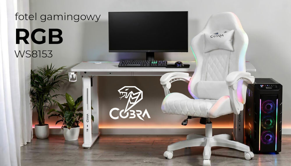 Na zdjęciu znajduje się biały fotel gamingowy z podświetleniem RGB, ustawiony przed biurkiem z monitorem i klawiaturą. Obok biurka stoi komputer z podświetleniem, a na ścianie widoczne jest logo COBRA.