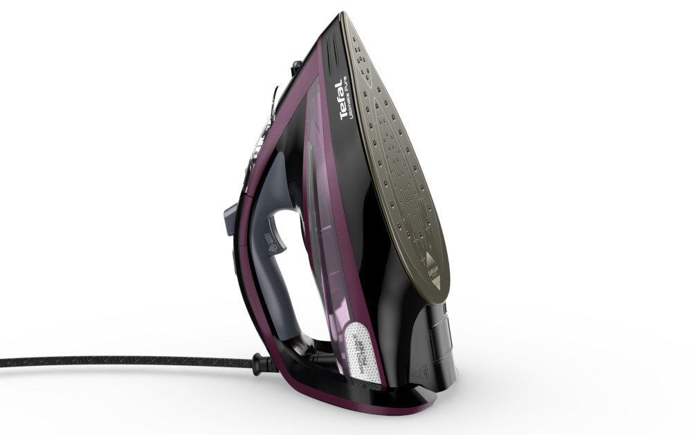 Żelazko w kolorze czarnym z fioletowymi akcentami, z widoczną stopą z otworami parowymi. Na stopie znajduje się logo \'Tefal\'.