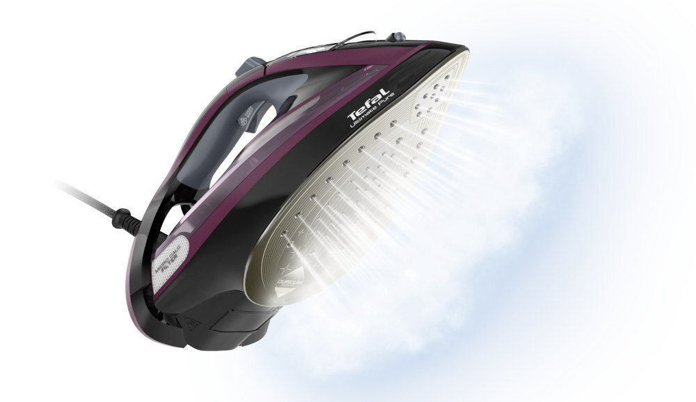 Żelazko z widoczną stopą emitującą parę, z logo \'Tefal\' na obudowie. Urządzenie ma ciemny kolor z fioletowymi akcentami.