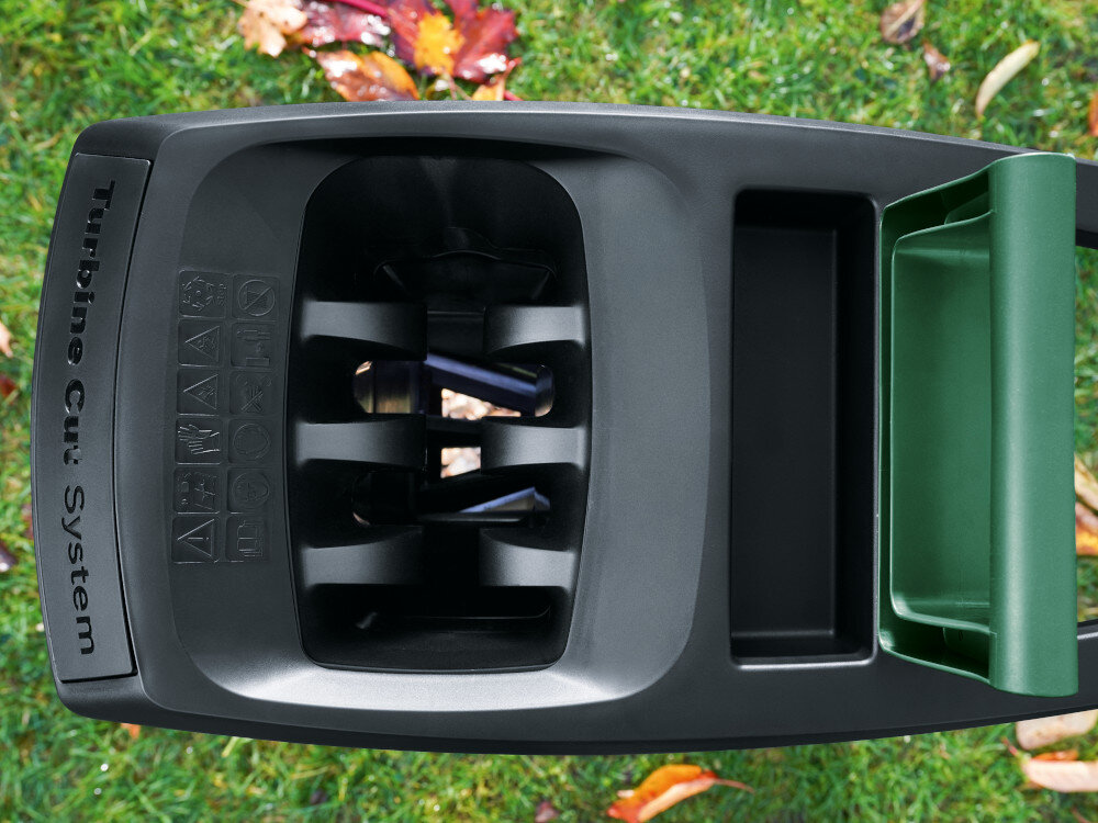 Rozdrabniacz do gałęzi BOSCH AXT 25 TC elektryczny 2500 W sekator + rękawice ogród trawnik widok z góry na lej rozdrabniacza szybkie i skuteczne przetwarzanie gałęzi oraz innych odpadków zielonych prace w ogrodzie stają się lżejsze Rozdrobniony materiał zajmuje mniej miejsca w pojemniku na odpady kompost lub mulcz