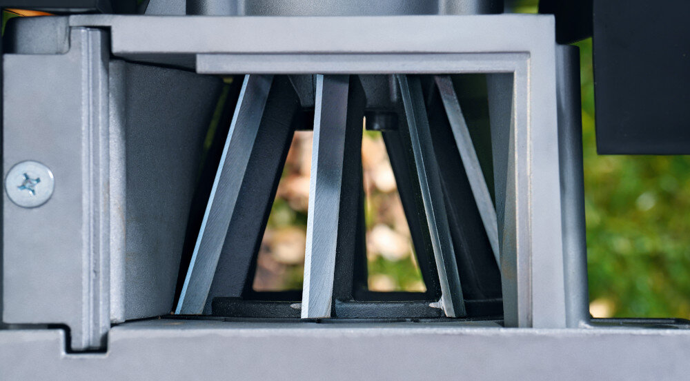 Rozdrabniacz do gałęzi BOSCH AXT 25 TC elektryczny 2500 W sekator + rękawice ogród zbliżenie na turbinę system cięcia Turbine Cut energiczne i bezproblemowe rozdrabnianie drewna o średnicy do 45 mm szybkie przetwarzanie oszczędność czasu mniejszy wysiłek