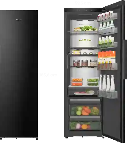 Czarna lodówka z otwartymi drzwiami, ukazująca wnętrze z półkami wypełnionymi różnymi produktami spożywczymi, takimi jak butelki, słoiki i warzywa. Na drzwiach widoczne są dodatkowe półki z napojami i sosami.