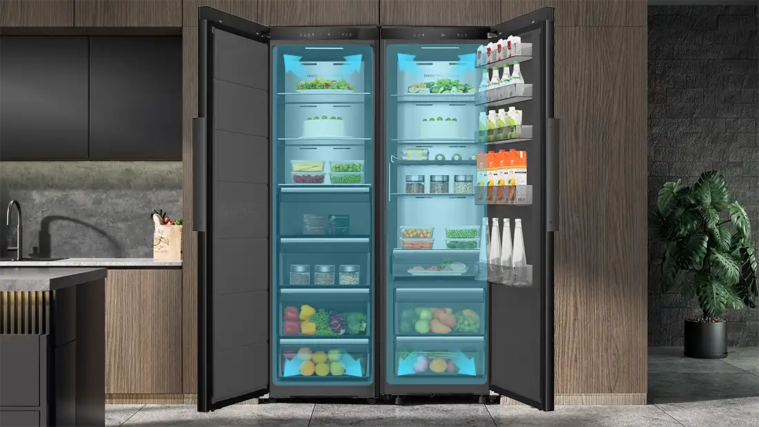 Otwarta lodówka z ciemnym wnętrzem, wypełniona różnorodnymi produktami spożywczymi, takimi jak warzywa, napoje i pojemniki z jedzeniem. Wnętrze lodówki jest podświetlone na niebiesko, a na drzwiach znajdują się półki z kartonami i butelkami.