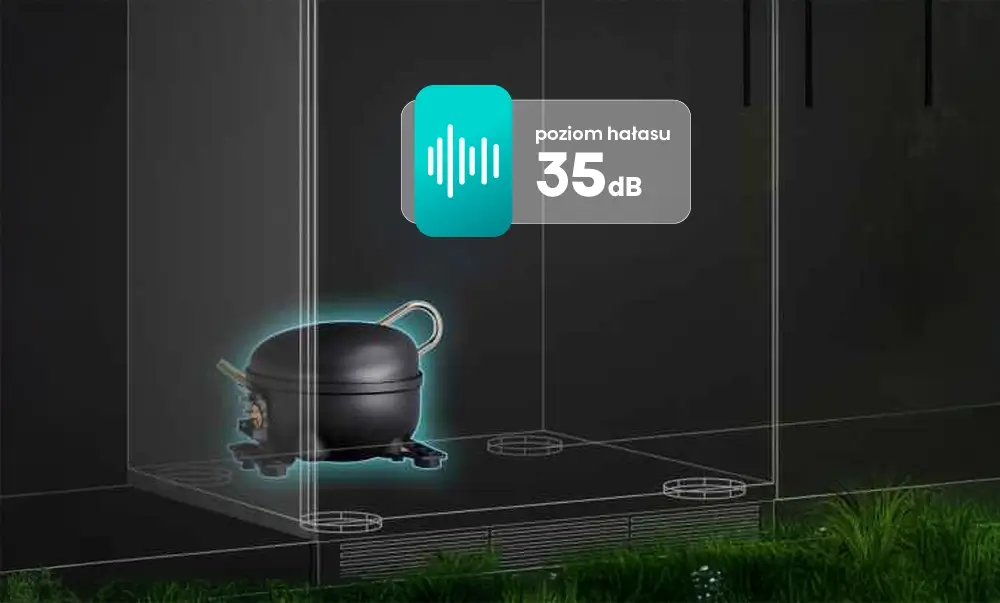 Obraz przedstawia wnętrze lodówki z widocznym czarnym elementem technicznym. Na obrazie znajduje się tekst: \'poziom hałasu 35 dB\'.