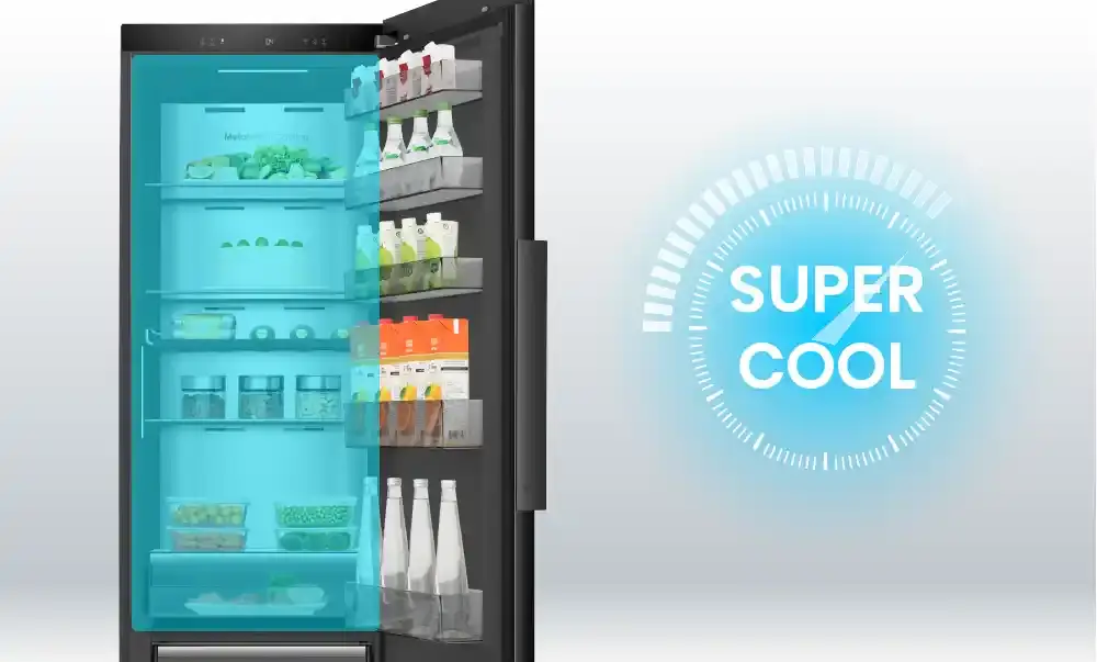 Otwarta lodówka z widocznymi półkami wypełnionymi produktami spożywczymi, takimi jak butelki, słoiki i opakowania. Obok lodówki znajduje się niebieski napis \'SUPER COOL\' z graficznym wskaźnikiem temperatury.