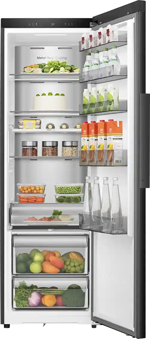 Otwarta lodówka z widocznymi półkami wypełnionymi różnorodnymi produktami spożywczymi, takimi jak warzywa, owoce, napoje i słoiki. Na tylnej ścianie widoczny napis \'Metal-Tech Cooling\'.