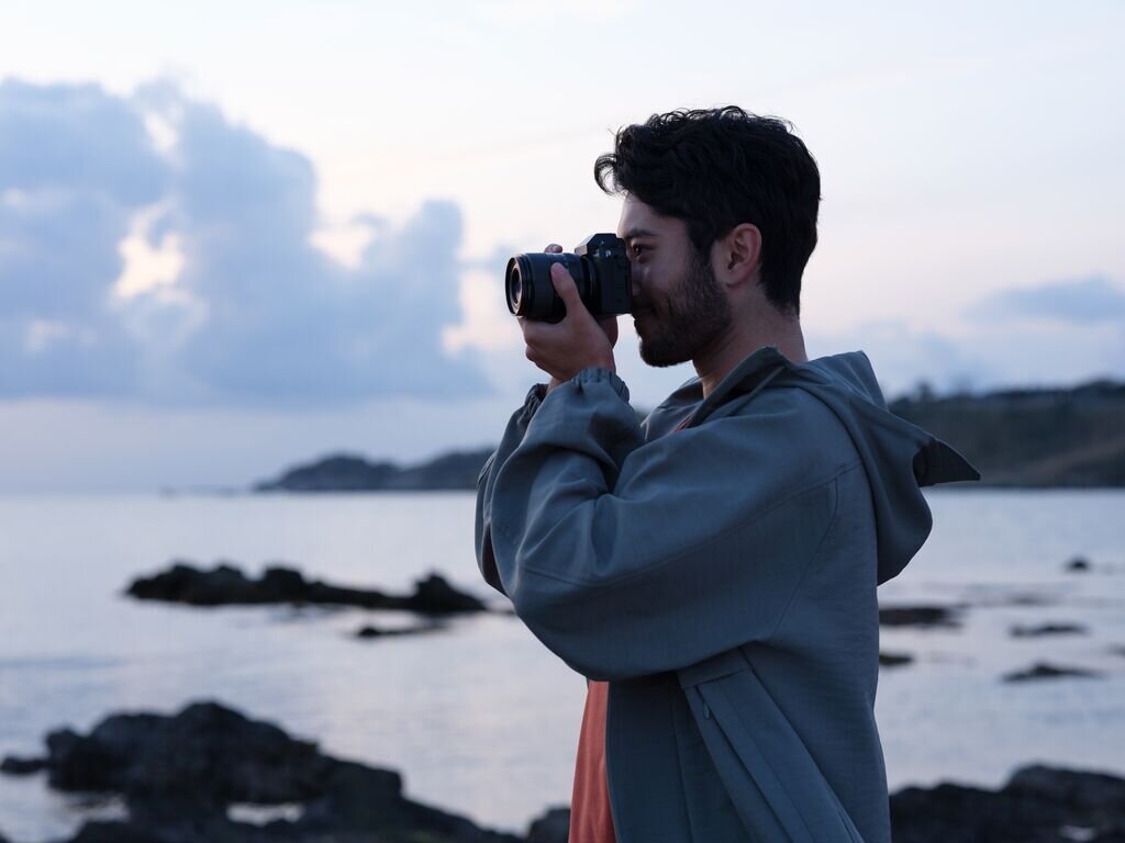 Aparat FUJIFILM X-S20 mężczyzna robi zdjęcie na plazy  