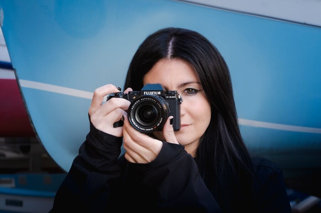 Aparat FUJIFILM X-S20 kobieta robi zdjęcie   