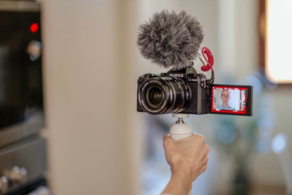 Aparat FUJIFILM X-S20 nagrywa vloga   