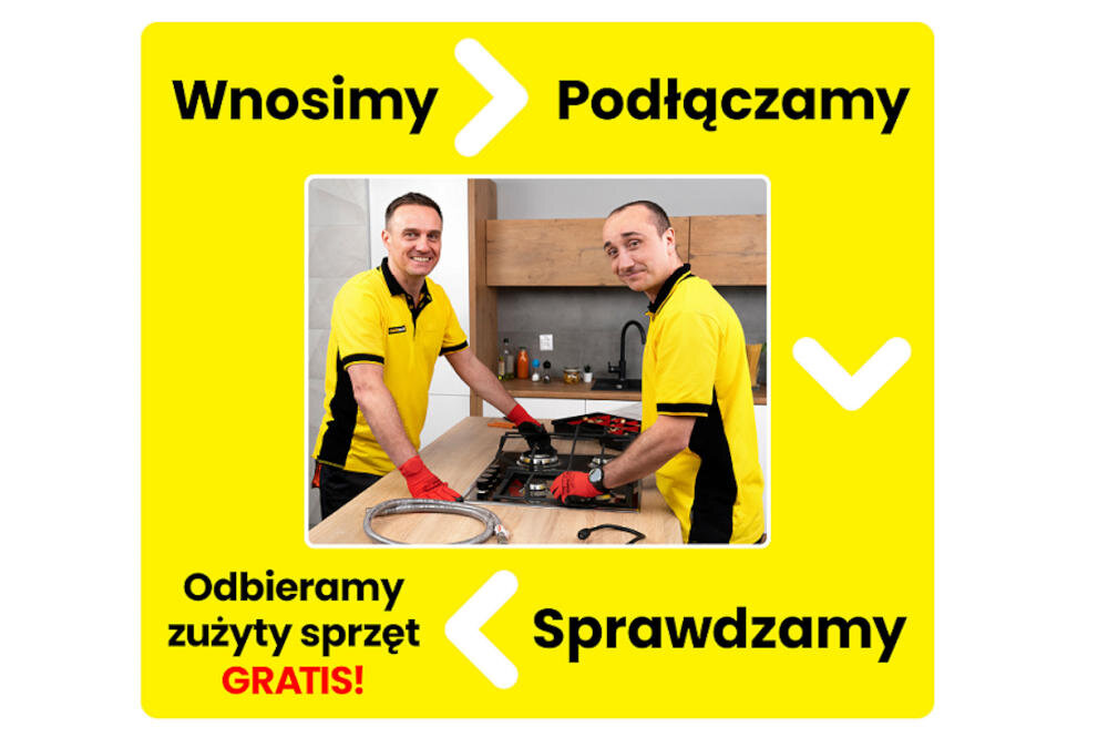Dwóch mężczyzn w żółtych koszulkach montuje płytę gazową na blacie kuchennym. Na żółtym tle widnieje tekst: \'Wnosimy\', \'Podłączamy\', \'Odbieramy zużyty sprzęt GRATIS!\', \'Sprawdzamy\'.