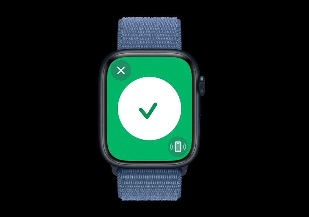 Zegarek z prostokątnym ekranem, na którym widoczna jest zielona ikona z białym znakiem zatwierdzenia w środku. Pasek zegarka jest w kolorze sztormowego błękitu.