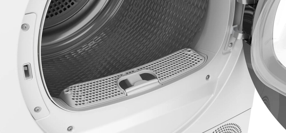 Wnętrze bębna suszarki z widocznym filtrem na dole. Drzwi suszarki są otwarte, ukazując metalową strukturę bębna.