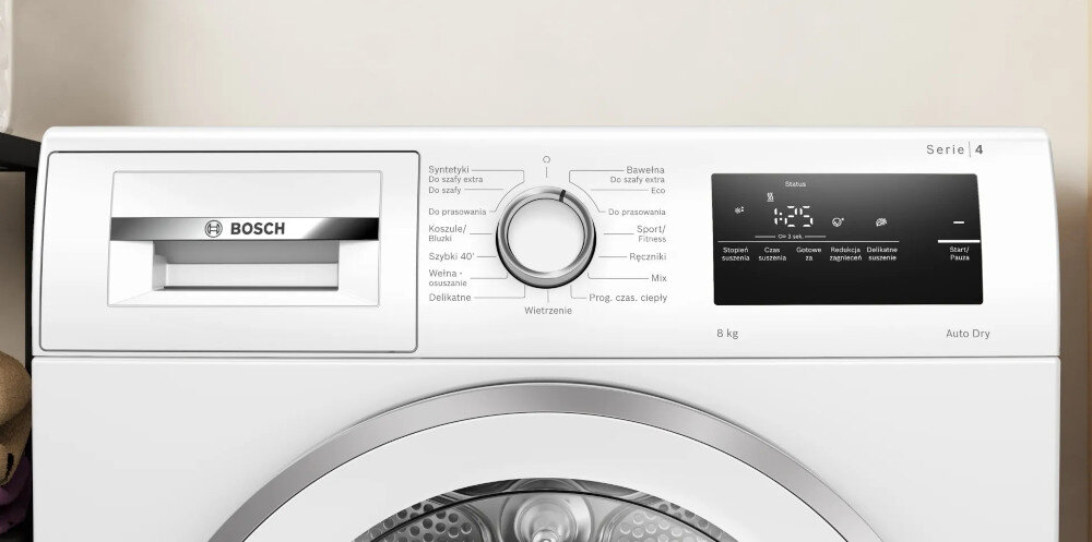Panel sterowania suszarki z widocznym logo BOSCH, pokrętłem wyboru programów oraz wyświetlaczem elektronicznym. Na panelu znajdują się napisy takie jak: \'Syntetyki\', \'Koszule\', \'Wełna\', \'Delikatne\', \'Bawełna\', \'Do prasowania\', \'Sport/Fitness\', \'Mix\', \'8 kg\', \'Auto Dry\'.