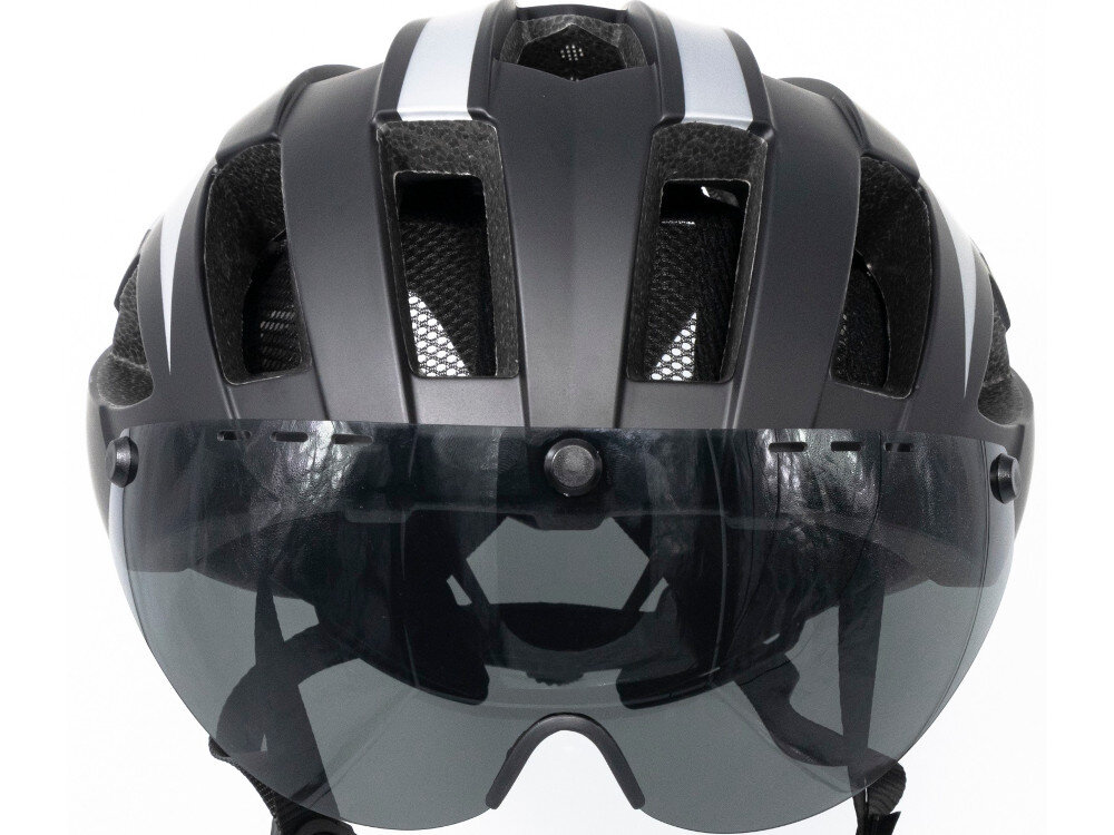 Czarno-srebrny kask z otworami wentylacyjnymi i przyciemnianą osłoną na oczy. Kask ma nowoczesny design z wyraźnymi liniami i elementami ochronnymi.