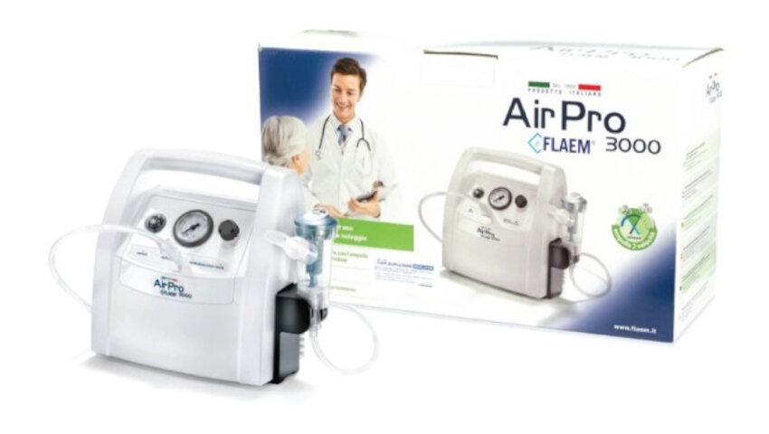 Na obrazie widoczny jest inhalator nebulizator pneumatyczny z napisem \'AirPro FLAEM 3000\' oraz jego opakowanie z podobnym oznaczeniem. Na opakowaniu znajduje się również zdjęcie osoby w białym fartuchu oraz logo producenta FLAEM.