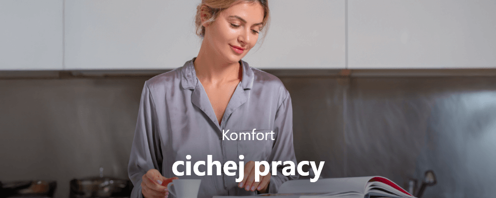 LODÓWKA BEKO B3RCNA415HXB1 Zdjęcie ukazuje osobę w kuchni z hasłem „Komfort cichej pracy”. Podkreśla to niski poziom hałasu urządzenia podczas codziennego użytkowania cicha praca 36dB wyciszenie komfort użytkowania