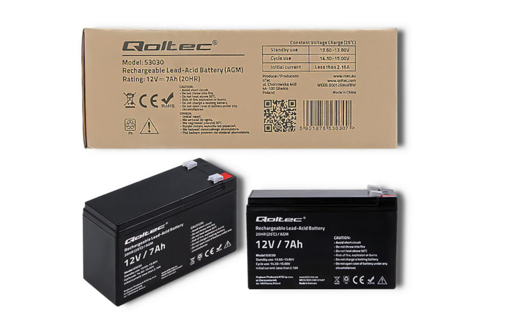 Na obrazie widoczne są dwa czarne akumulatory z białym tekstem oraz brązowe pudełko z nadrukiem. Na akumulatorach widnieje napis \'Qoltec 12V / 7Ah\', a na pudełku \'Qoltec Model: 53030 Rechargeable Lead-Acid Battery (AGM)\'.