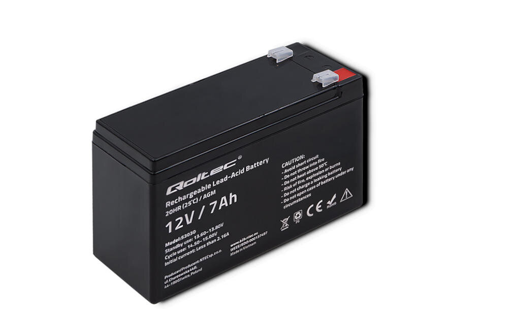 Czarny akumulator z białym napisem \'QOLTEC Rechargeable Lead-Acid Battery 12V / 7Ah\'. Widoczne są również symbole ostrzegawcze i informacje techniczne.