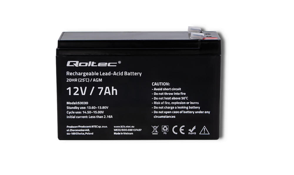 Czarny akumulator o oznaczeniu Qoltec, z białym tekstem informującym o specyfikacji: 12V / 7Ah. Widoczne są również ostrzeżenia dotyczące użytkowania oraz dane producenta.