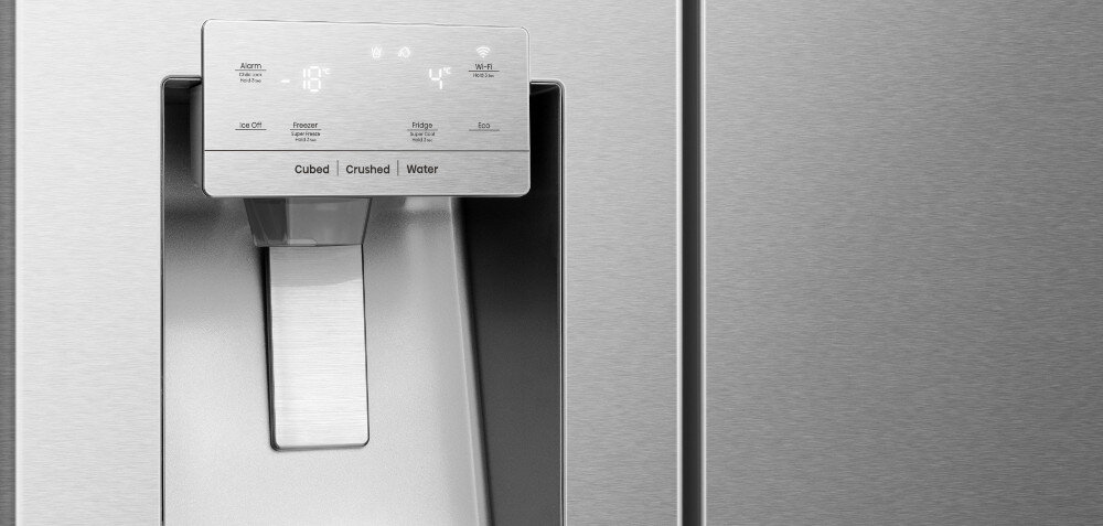 Fragment lodówki w kolorze inox z panelem sterującym i podajnikiem wody. Na panelu widoczne są napisy: \'Cubed\', \'Crushed\', \'Water\'.