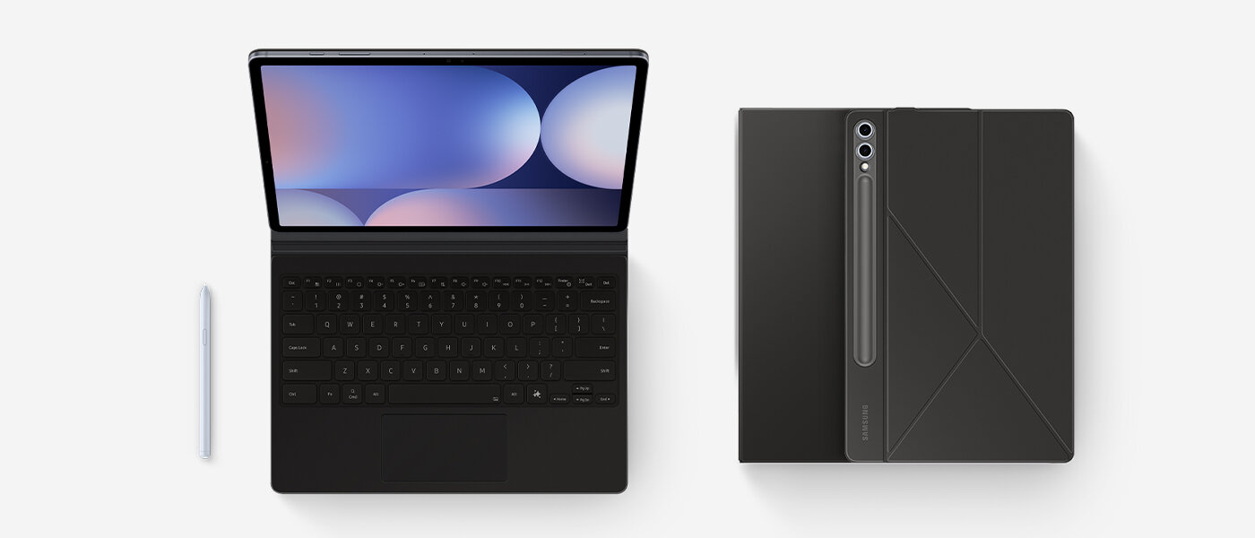 Widok z przodu Galaxy Tab S10 z przymocowanym etui Book Cover Keyboard i rysikiem S Pen umieszczonym obok. Z boku dwa zamknięte urządzenia z etui z klawiaturą ułożone jedno na drugim, przy czym jedno urządzenie jest skierowane do góry, a drugie do dołu.