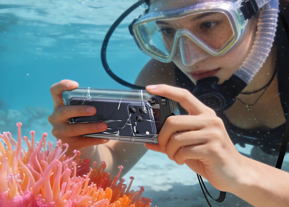 Etui USAMS YD016 IPX8 30m głębokość przejrzystość czuły dotyk Osoba w masce do nurkowania używa smartfona w przezroczystym etui wodoodpornym do fotografowania koralowców pod wodą.
