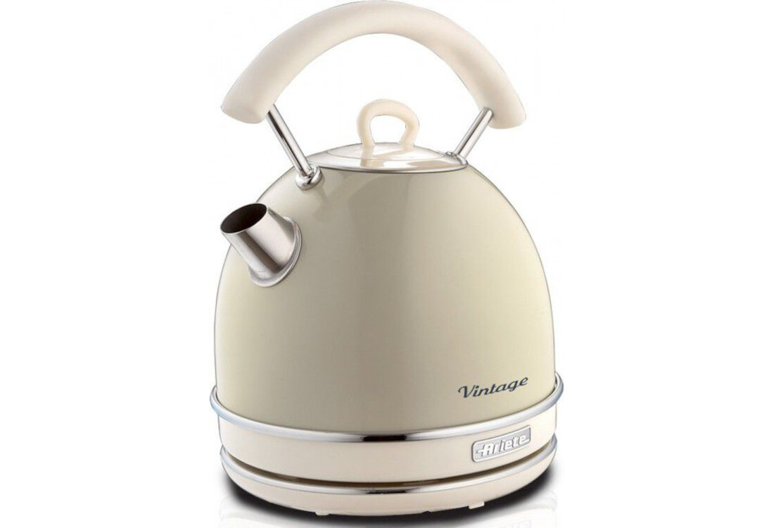 Czajnik w stylu vintage o kremowym kolorze z metalicznymi elementami. Na czajniku widoczne są napisy \'Vintage\' i \'Ariete\'.