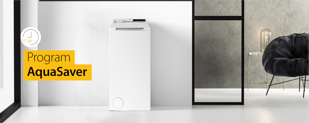 PRALKA WHIRLPOOL TDLR 6261BS wizualizacja front zamknięta salon czarny fotel w tle Program AquaSaver mniejsze zużycie wody oszczędność efekty lekko zabrudzone ubrania